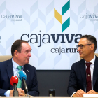 Ramón Sobremonte, director general de Cajaviva Caja Rural, y Carlos Alonso de Linaje, presidente del Colegio de Economistas