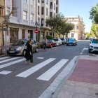 Un aparcamiento entre dos vados en la calle Eduardo Martínez del Campo impide un buen campo visual.
