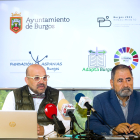 El concejal de Turismo, Fernando de la Varga, y el presidente de Aspanias, Jesús Cirujano, durante la presentación de la acción con motivo del Día Mundial del Turismo.