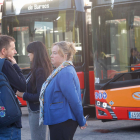 Josué Temiño y Cristina Ayala durante la presentación de los cinco nuevos autobuses urbanos.