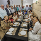 Los diez de La Itinerante, con sus mujeres, durante la cena especial de fin de temporada en La Caja.