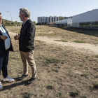 Los concejales Juan Manuel Manso y Carlos Niño, ambos del PP, en la parcela frente al HUBU que tendrá usos medioambientales y saludables.