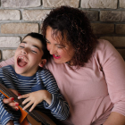 Izhan y su madre Elena se divierten con una guitarra. ECB