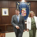 El presidente de la Junta de Castilla y León, Alfonso Fernández Mañueco, mantiene un encuentro con la alcaldesa de Burgos, Cristina Ayala