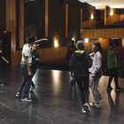 Alumnos de la Escuela Municipal de Teatro trabajan sobre el escenario del Clunia.