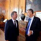 El presidente de la Diputación, Borja Suárez, conversa con el rector de la UBU, Manuel Pérez Mateos.