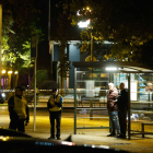 Policías en la calle San Roque durante el aviso de bomba en el Alcampo de Burgos.