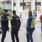 Agentes de la Policía Nacional, en el interior del centro comercial.