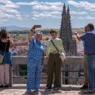Varios turistas hacen fotos desde el mirador del Castillo de la capital burgalesa.
