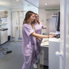Dos profesionales manejan un equipo de mamografía para la detección del cáncer de mama.
