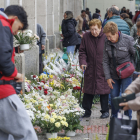 El Mercado de Flores de Plaza España, una decena de puestos, registro su pico de actividad en la vispera del Día de Todos los Santos.