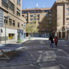Dos personas caminan por la plaza Vadillos, en la capital burgalesa, un espacio privado de uso público.
