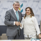 El presidente de Cajaviva Caja Rural y la responsable de la Asociación Las Calzadas sellan el acuerdo de colaboración.