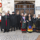 Participantes de la jira en honor a San Millán por el casco histórico de Burgos.