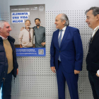 José Ángel Martínez, Julián Martínez y Ángel Cuesta, representantes del Banco de Alimentos, junto al cartel de la Gran Recogida de este año.