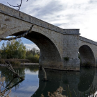 Imagen del puente sobre el río Pisuerga.