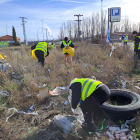 Voluntarios recogen basura en el polígono Burgos Este.
