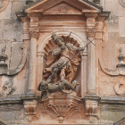 Escultura del arcángel san Miguel en la portada de la iglesia de Mahamud.