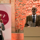 Joaquín Goma recoge el premio junto al presidente de la Ruta del Vino Ribera del Duero