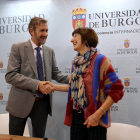 El rector de la UBU, Manuel Pérez Mateos, sella el acuerdo con la alcaldesa de Salas, Ada Marcos.