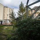 Detalles de viviendas abandonadas, solares vallados y alguna que otra casa rehabilitada.