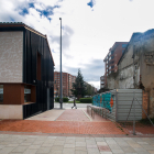 Detalles de viviendas abandonadas, solares vallados y alguna que otra casa rehabilitada.