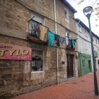 Detalles de viviendas abandonadas, solares vallados y alguna que otra casa rehabilitada.