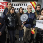 Concentración de Vox en la sede del PSOE de Burgos.