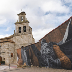 Imagen de un mural sobre el Cid Campeador con la iglesia de la Natividad de Nuestra Señora al fondo.
