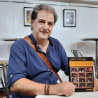 El escritor Jesús Salviejo, con un ejemplar de su última novela.