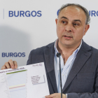 El procurador del PP Emilio Berzosa muestra gráficas que evidencian las ‘buenas notas’ de la región.