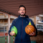 Alex posa en el colegio Vera Cruz, donde da clases de educación física