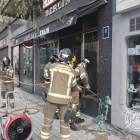 Intervención de los bomberos en el café Berlín del barrio de Gamonal.