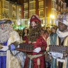 Melchor, Gaspar y Baltasar, con sus regalos para el niño Jesús, en la plaza de Mío Cid.