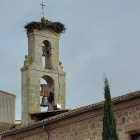 La cigüeña posada en su nido sobre la espadaña del monasterio de Santa Clara de Burgos el lunes 8 de enero