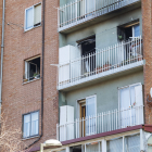 Terraza de la vivienda en la que se originó el incendio con trágico desenlace.