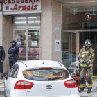 Agentes de Policía Nacional, Policía Local, Bomberos y sanitarios se desplazaron a la calle Calleja y Zurita tras recibir la alerta del 112 a las 8.36 de la manaña.