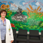 La doctora Lourdes Lázaro posa frente a uno de los murales que hay en la planta de Neumología.