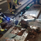 Los bomberos de Burgos retiran una farola que impactó contra un vehículo en la N-1.