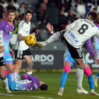 Ander Martín en pleno remate acrobático de tacón para marcar el gol del Burgos CF que le dio la victoria ante el Real Valladolid.
