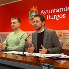 Julián Vesga y Josué Temiño, concejales socialistas, durante la valoración del presupuesto de 2024 en las áreas de Medio Ambiente y Movilidad.
