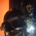 Los bomberos de Burgos extinguen un incendio en una cocina.