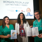 Supervisora de Críticos Pediátricos del HUBU, Verónica Navarrete, la autora de la guía, Marina Peix, y el jefe de sección de Pediatría en el HUBU, Manuel Merino, con la guía.