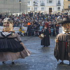 Los Gigantillos bailan en la plaza de San Juan ante cientos de burgaleses.