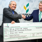 Julián Martínez, presidente del Banco de  Alimentos, recibe el cheque de Jesús María Hontoria, presidente de Cajaviva.