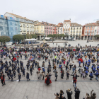 Unos 300 niños han ocupado la Plaza Mayor para honrar al patrón de la ciudad con una jota burgalesa.