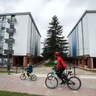 Una familia pasea en bicicleta por una de las calles del barrio.