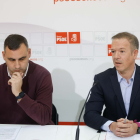 Álvaro Morales y Ander Gil, en la sede del PSOE de Burgos.