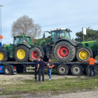 Tres tractores remolcados en una góndola antes de partir desde Burgos en dirección a Madrid.