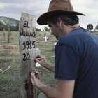 Sergio Garcia, de la asociación cultural Sad Hill, pinta la tumba de 'el feo', Eli Wallach.